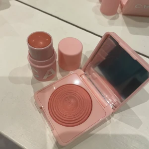 CAIA blush duo  - Fick detta fina sett från caia i julklapp. Blev fel färg och pga bruten förpackning kan ej lämnas tillbaka. Sticket är i cupcake glaze och wild strawberry på andra. Helt ny, aldrig använd. Nypris 425kr.