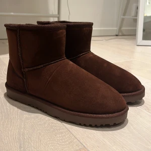 Vinterskor - Superfina mini boots från Nelly! Aldrig använda, precis uppackade så originalförpackning finns kvar! Säljer då de var för stora för mig, och retur tiden gått ut! Super varma och gosiga! Hör av er vid fler bilder eller frågor!