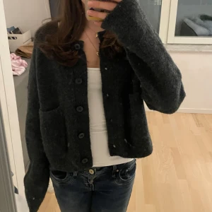 Mörkgrå kofta från zara - Säljer en mysig mörkgrå kofta från Zara. Koftan är mysig och mjuk, inte nopprig och har endast en defekt som är ett hål nära etiketten som inte syns. Original pris är ungefär 400kr💕💕
