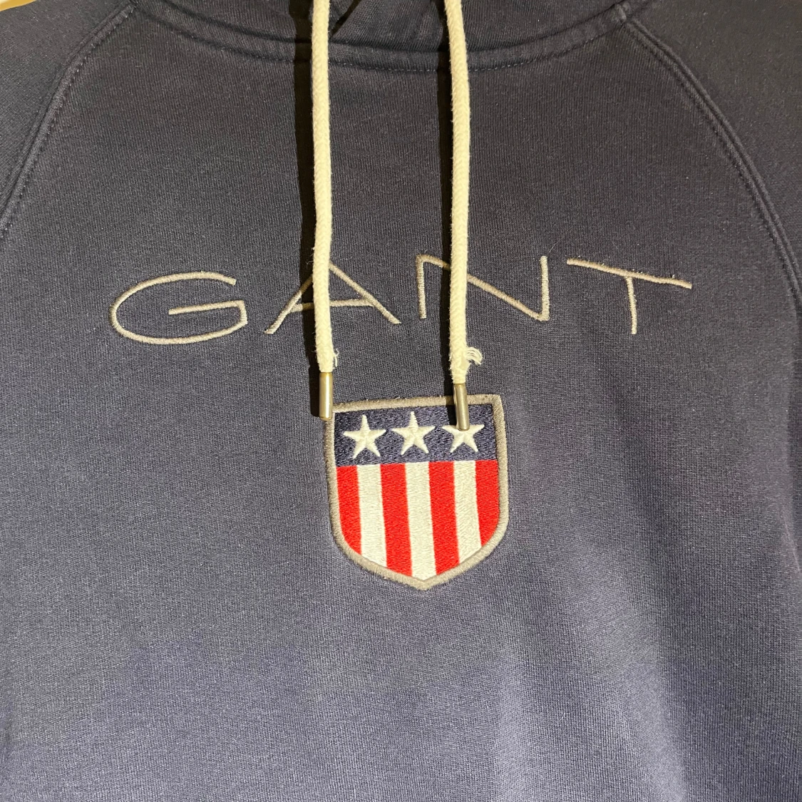 Mörkblå hoodie från GANT - 90