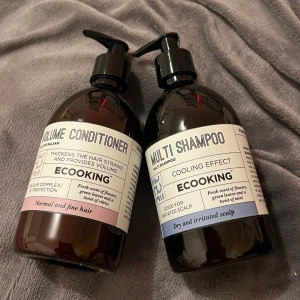 Volymbalsam och Multischampo från Ecooking - Säljer ett volymbalsam och ett multischampo från Ecooking. Båda produkterna är veganska och innehåller naturliga ingredienser. Volymbalsamet ger tjockare hårstrån och skyddar färgat hår, medan multischampot har en kylande effekt och är bra för torr och irriterad hårbotten. Flaskorna rymmer 500 ml vardera.