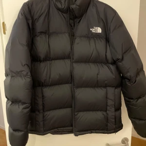 Svart Diablo från The North Face - Storleken köpt på stadium 2022-10-17.Använd ca 10 gånger.Kvitto finns.Jackan finns i Malmö men kan skickas