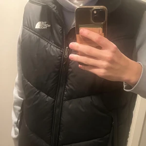 The North Face väst  - En dunväst från the north face i mycket bra skick! Priset går att diskuteras!