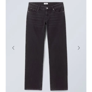 Arrow low jeans Weekday  - Arrow low från Weekday, jättelågmidjade. Byxorna har en rak passform och är perfekta för en stilren look. De är tillverkade i ett slitstarkt material som ger en bekväm känsla hela dagen.
