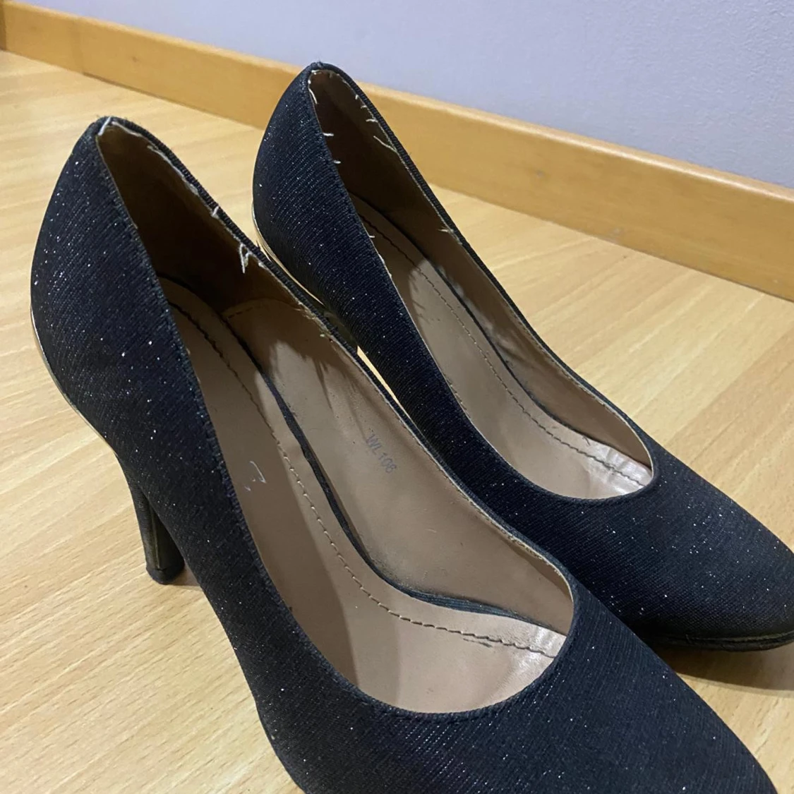 Svarta glittriga pumps med gulddetalj - 90