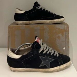 Golden goose sneakers - Snygga marinblå golden goose sneakers, använt varsamt och i bra skick. Skorna har mycket kvar att ge och köptes i somras. Skicket är 8/10. Vid ytligare frågor, skicka DM ✉️
