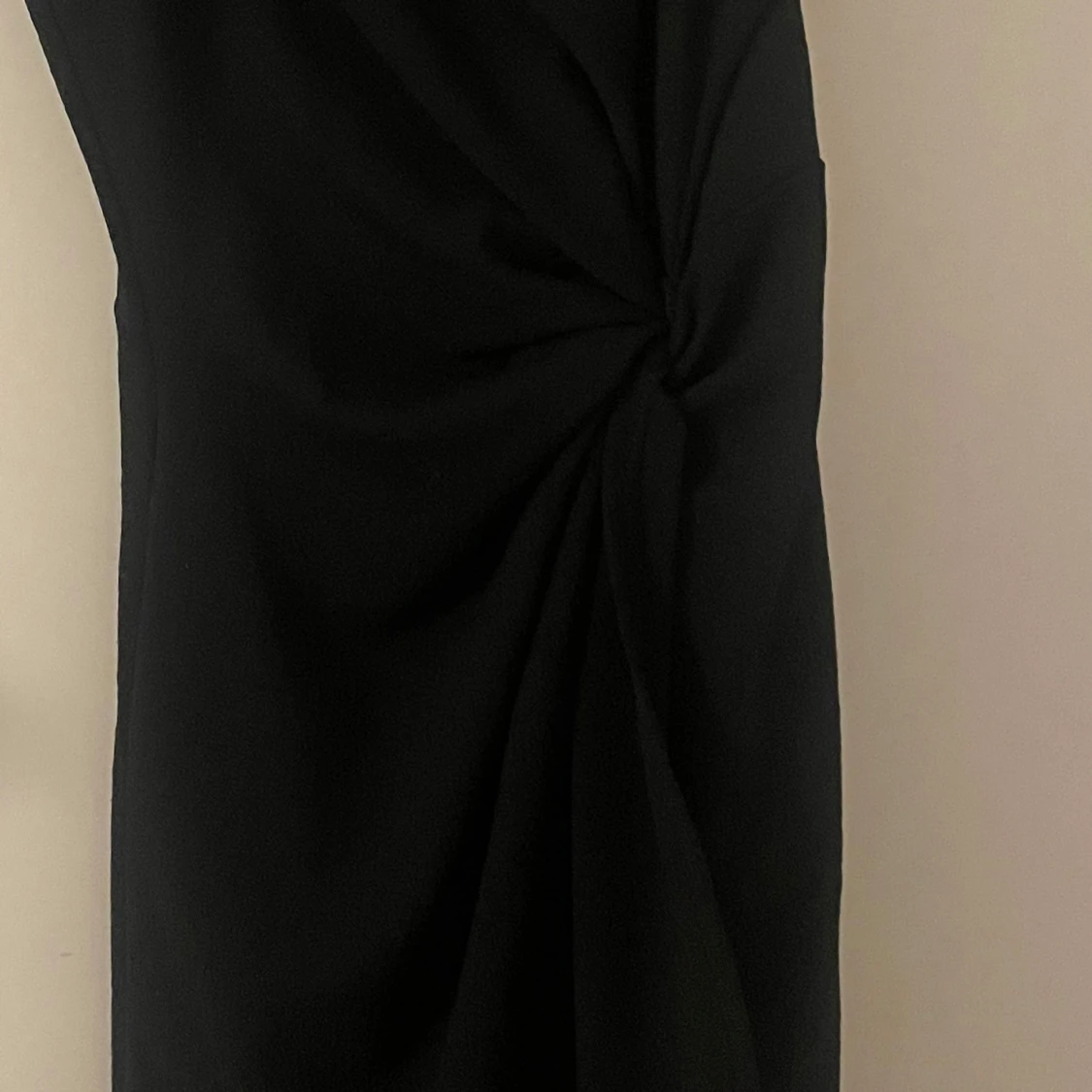 Svart klänning med knutdetalj - 90