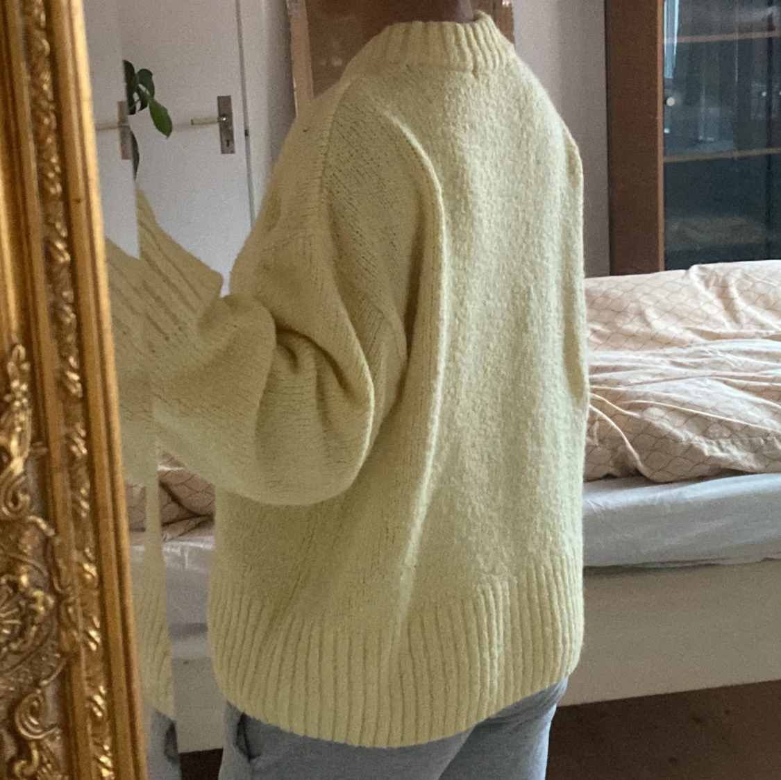 Guld stickad tröja  - 92