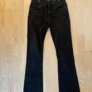 Svarta bootcut jeans - Snygga svarta lågmidjade bootcut jeans från Crocker