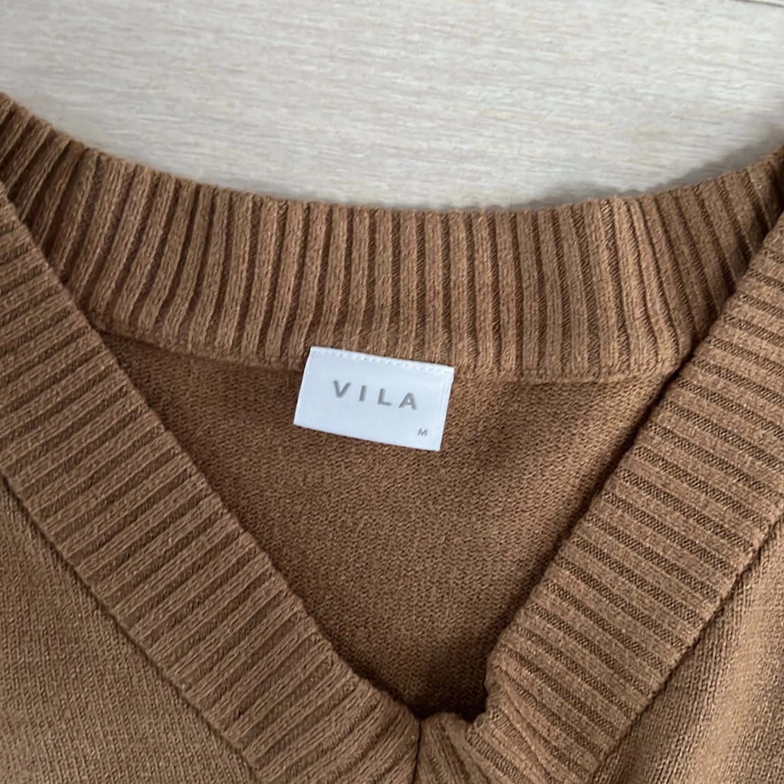 Beigebrun tröja från Vila - 90