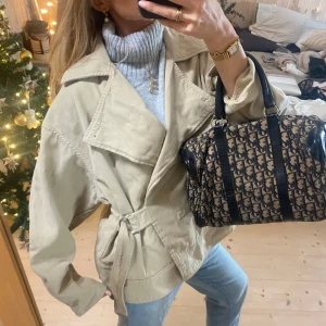 Beige jacka Dagmar - Snygg beige trenchcoat med knyt i midjan och stora slag. I jätte bra kvalitet från Dagmar 