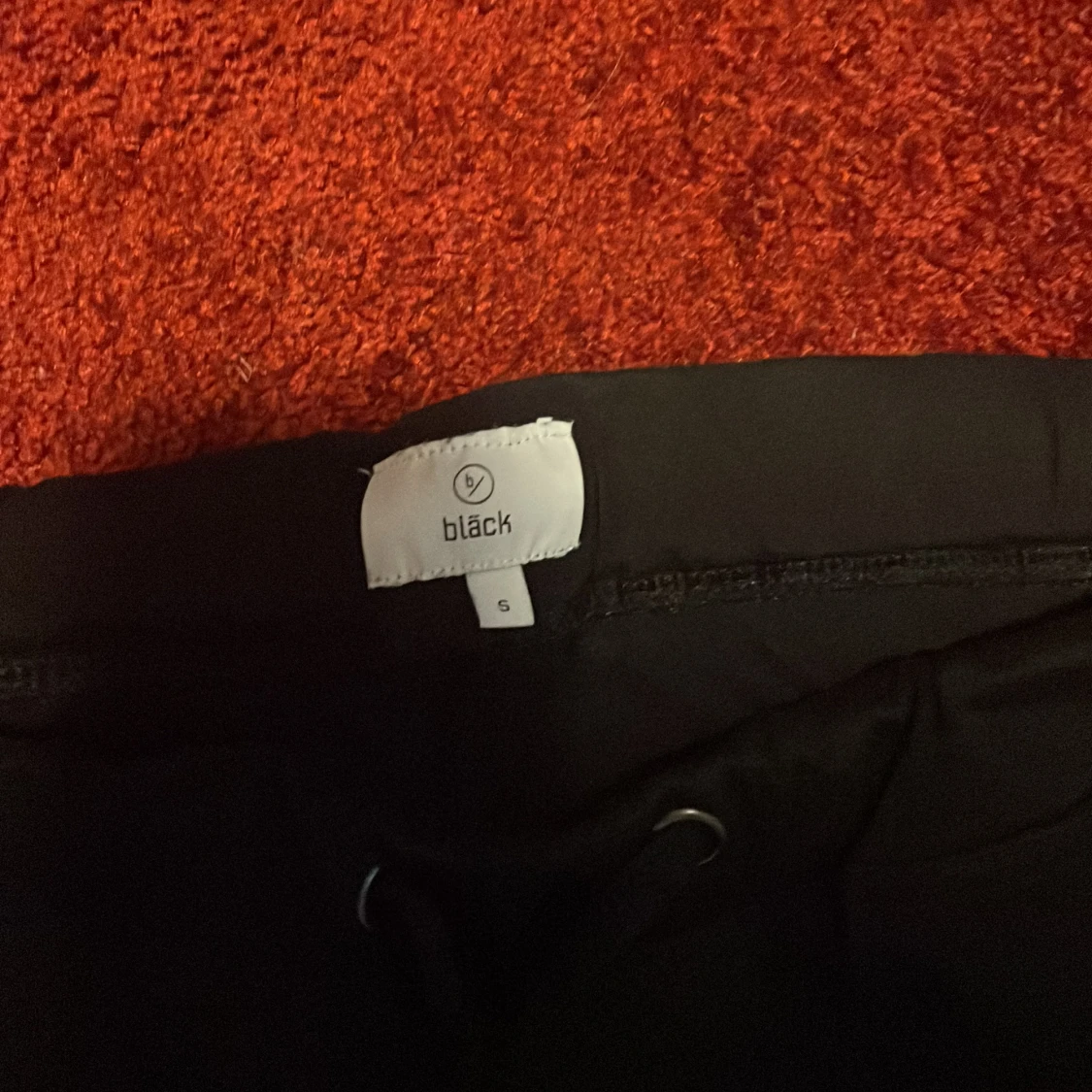 Svarta mjukis kostymbyxor, grå och blåa mjuka kostymbyxor. - 90