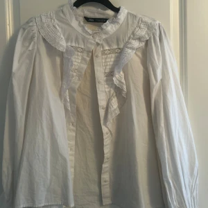 Skjort blus med volang och spets ❤️ - Den är jättefin och så skön❤️❤️ 