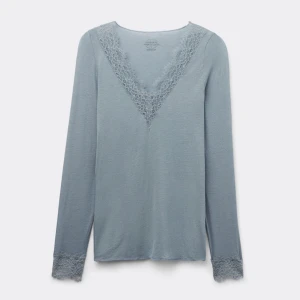 Blå långärmad topp med spetsdetaljer - Intimissimi blå långärmad topp med v-ringad spetsdetalj vid halsen och spets vid ärmsluten. Säljer då den inte kommer till användning, använd en gång. Nypris 459kr. (Bilderna är från intimissimi) 