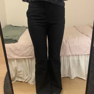Kostymbyxor - Snygga svarta bootcut högmidjade kostymbyxor😚från Zara strl 34 men passar mig som har 36