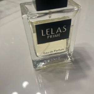 Lelas Prime Eau de Parfum - Elegant och stilren flaska med Lelas Prime Eau de Parfum. Den är köpt i Turkiet. Doften passade mig inte riktigt, ca 40 ml kvar 
