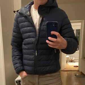 Mörkblå pufferjacka från Massimo Dutti - Säljer en mörkblå quiltad pufferjacka från Massimo Dutti. Storlek M