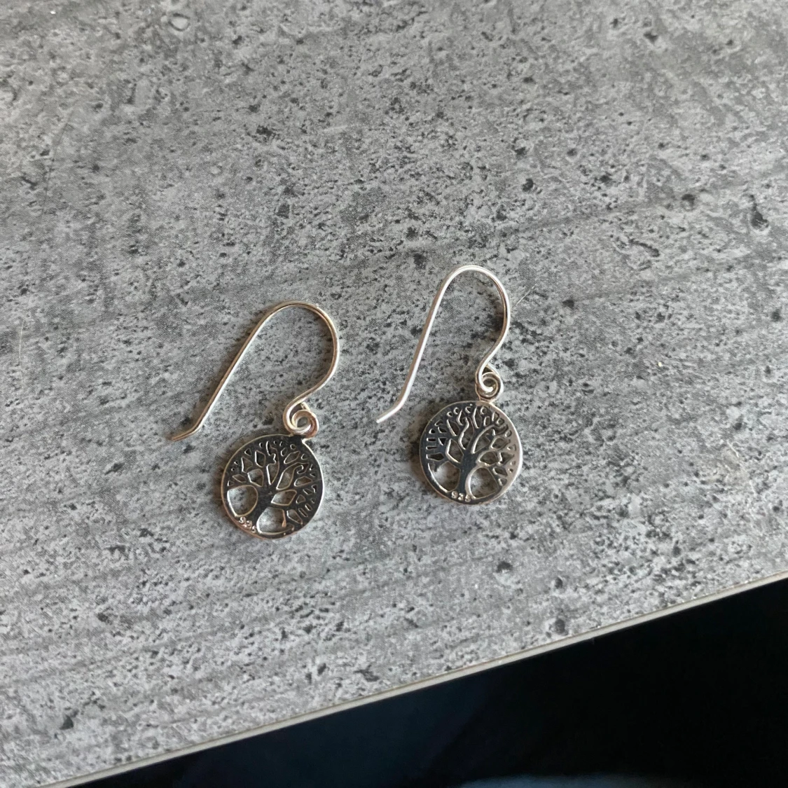 Silverörhängen med trädmotiv