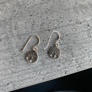 Silverörhängen med trädmotiv - Snygga silverörhängen med ett detaljerat trädmotiv! Inte använda många gånger och i väldigt fint skick😍vet ej märke tyvärr 