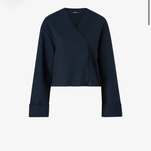 Blanket Stitch Jacket - Blanket Stitch Jacket en tunn jacka perfekt för lite kyligare väder. Den är marinblå i storlek XS. Säljs inte på Gina tricot längre finns bara på Zalando osv. Nypris är runt 500.
