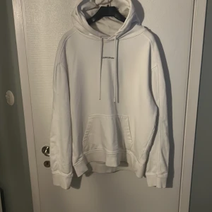 Vit hoodie från Calvin Klein Jeans - Säljer en stilren vit hoodie från Calvin Klein Jeans. Den har en klassisk design. Skick 9/10 Inga flaws alls.