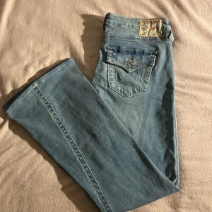 Blå jeans från True Religion - Jättefina flared true religion jeans som tyvärr är för stora för mig. Använda 1 gång. Dem är kortade i längden. Midja: 40cm rakt över. innerbenslängd: 75cm. ny pris: 1300kr 💖