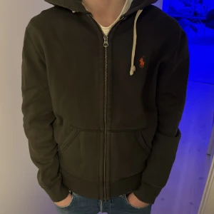 Ralph lauren zip hoodie - Riktigt fet zip hoodie från ralph som passar perfekt nu när det är kallare ute. Hör av er vid minsta detalj👍