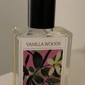 The 7 virtues- Vanilla Woods Eau de Parfum -  Köpt för 1.129kr säljer för 829kr. En lätt karamell doft med fruktig accord. Noter: Top- Päron • Hjärta- Ros • Bas- Vanilj, Bärnsten, Karamell, Benzoin