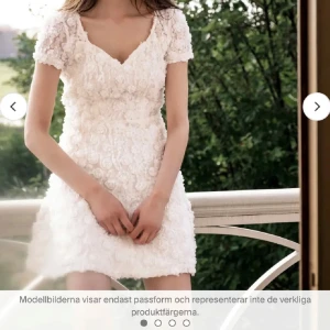 Ida Sjöstedt klänning  - Säljer nu min super fina student klänning från Ida Sjöstedt🙌🏼 endast använd under min student och den är i superfint skick. Jag är 172 cm och har storlek S och den är perfekt i längden. Nypris 3799 kr, säljer nu 1750🤗