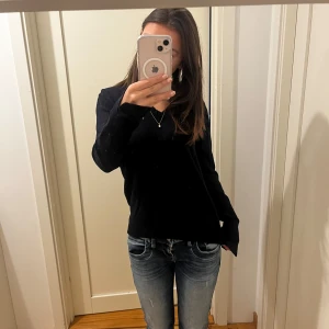 Svart långärmad tröja - Säljer denna svarta långärmade tröjan med v-ringning. Sparsamt använd till ett billigt pris. Priset går även att diskutera vid intresse💗tröjan är i XL men sitter som en S-xs