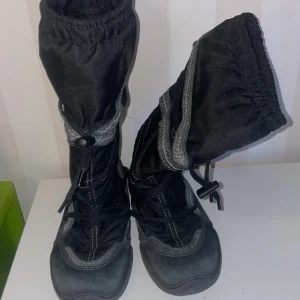 Svarta vinterstövlar från Ecco - Säljer ett par svarta vinterstövlar från Ecco med snörning och robust sula st.29.Stövlarna har en varm och mjuk insida, perfekt för kalla dagar. De är designade för att ge bra grepp och komfort.