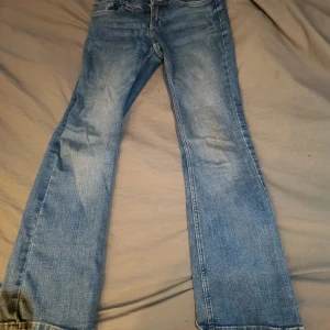 Blå bootcut jeans - Snygga blå bootcut jeans med klassisk femficksdesign. Perfekta för en avslappnad stil. De har en bekväm passform och är tillverkade i slitstarkt denim.