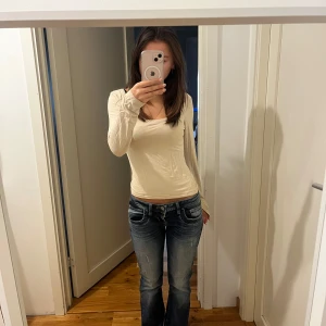 Beige långärmad topp - Säljer denna fina långärmade tröja då den inte kommer till användning. Säljer även två liknande i grå o mörkblå💗pris kan diskuteras 