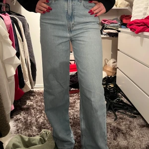 Ljusblå jeansbyxor - Snygga ljusblå jeansbyxor med hög midja och bootcut-stil. Perfekta för en avslappnad look. Klassisk femficksdesign och bekvämt material.