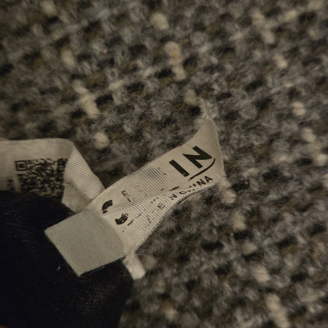 Svarta jeans med slitningar och färgstänk - 93