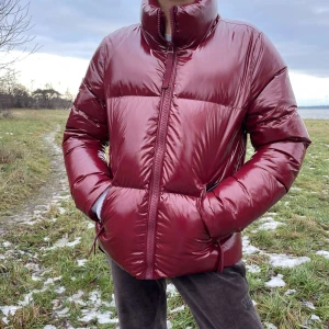 Tommy Puffer jacka   - Säljer denna puffer jacks från Tommy hilfiger. Den är vinröd och väldigt eftertraktad. Super fin och perfekt till vintern.