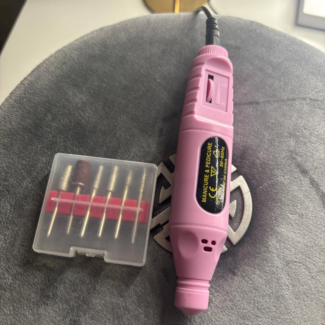 Rosa elektrisk nagelfil med tillbehör