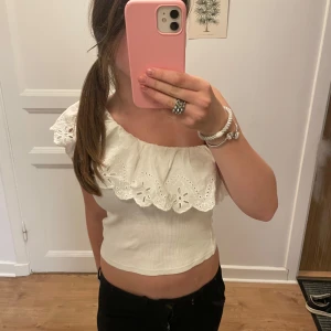 Vit offshoulder topp från Zara - Supersöt one-shoulder topp från Zara i fint skick, utan defekter. Passar bra till alla tillfällen! I storlek 152, så ungefär xxs/xs. ☺️