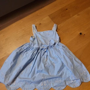 Blå lolita klänning med balettmotiv och rosett XS - Supersöt handsydd lolitaklänning. Passar fint med en vit blus och underkjol till och ger en Alice i underlandet känsla. Passar bäst på en XS 32-34