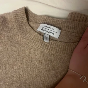 Beige stickad tröja från & Other Stories - Säljer en mysig beige stickad tröja från & Other Stories. Tröjan har en rund halsringning och långa ärmar med ribbade muddar. Perfekt för kyliga dagar! Väldigt bra skick