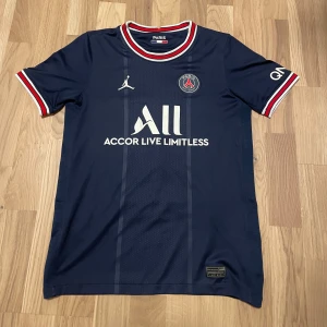 PSG Hemma tröja 21-22 - Säljer en PSG hemma tröja från 21-22 säsongen med neymar på ryggen på grund av att den inte passar längre. Den är använd men är i mycket bra skick. Den är 100% äkta, pris kan diskuteras, hör av dig vid minsta lilla fundering! 🤝