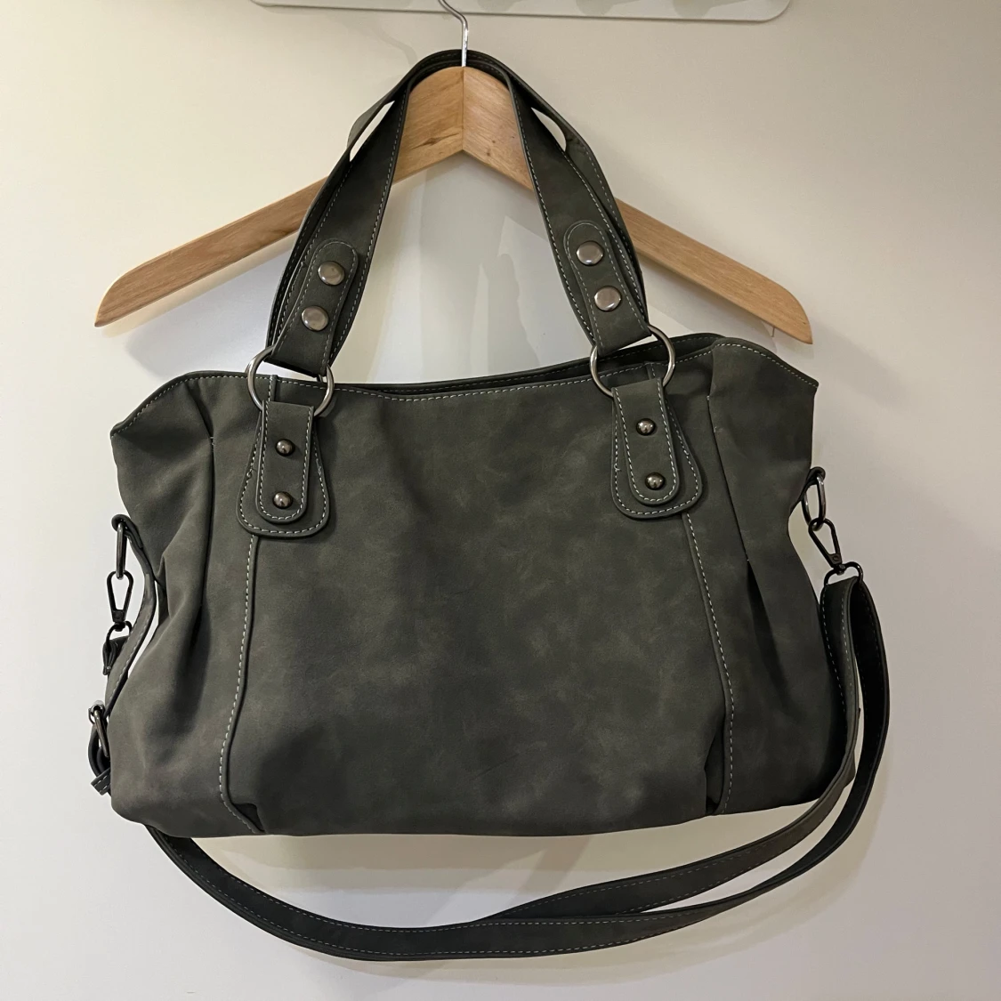 Grå/Grön axelväska med detaljer