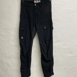 Fjällräven byxor  - Svarta Fjällräven byxor i storlek 34.