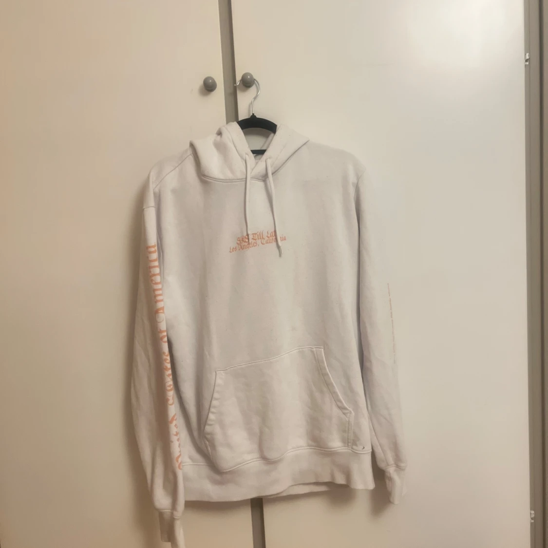 Vit hoodie med tryck - 90