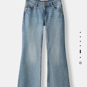 Blå bootcut/ flared jeans - Snygga blå bootcut jeans. De har en bekväm passform och är otroligt snygga!! De är som nya, inga defekter. Nypris 399 men säljer för 300 vid snabb affär 🤍