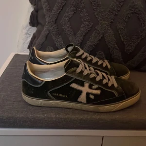 Premiata skor - Säljer dessa feta premiata skor i mycket fint skick, sparsamt använda men täcken på användning finns. Nypris ca: 3000kr mitt pris endast: 1999kr! Allt og följer med! Kontakta mig via funderingar!