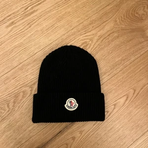 Moncler mössa - Säljer min Moncler mössa som inte kommer till användning. Den är dom ny och har inga hål eller fläckar. Om du är intresserad är det bara att höra av dig. Kvitto finns!