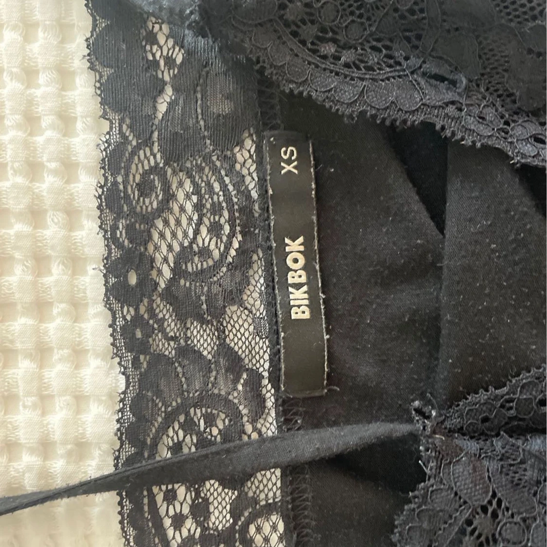 Svart linne med spetsdetaljer från Bik Bok - 90