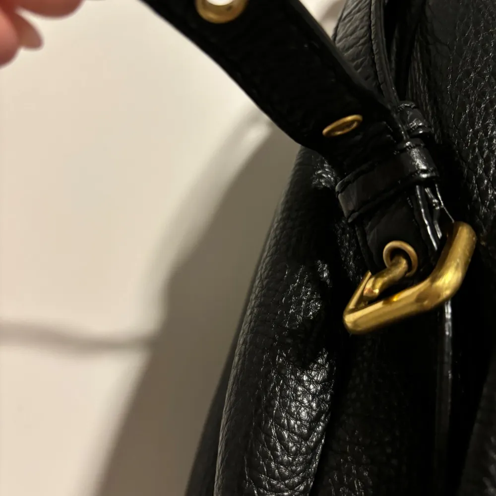Snygg svart axelväska i skinn från Marc by Marc Jacobs med guldfärgade detaljer. Väskan har vissa tecken på slitage💕💕 men annars i väldigt gott skick! . Laukut & Käsilaukut.