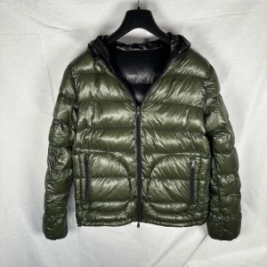 Herno jacka  - Snygg grön Herno jacka storlek S i bra skick 9 av 10⭐️. Nypris ligger runt 9000 kr. Pris kan diskuteras vid snabb affär 